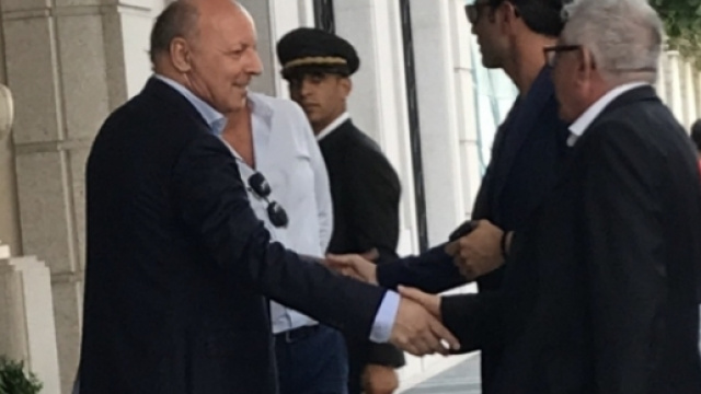 Dirigenze a confronto nella sede di mercato.