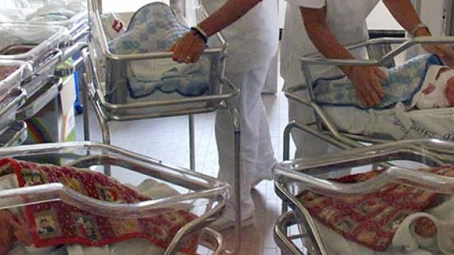 Neonati trnquili nel nido dell'ospedale.Fonte:http://www.ansa.it/canale_saluteebenessere/