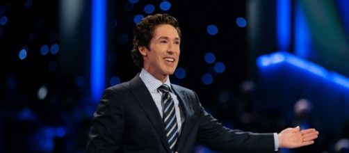 Joel Osteen preaching in Lakewood church, photo by RobertMWorsham. Source: https://commons.wikimedia.org/wiki/File:Joel_Osteen_Preaching.jpg