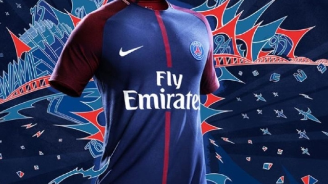 Foot PSG - PSG : Le maillot 2017-2018 officiellement pr&eacute;sent&eacute; ... - foot01.com