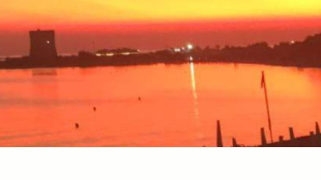 Foto del tramonto rosso sul mare.