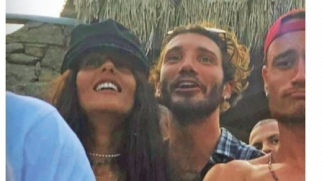 Gossip: Stefano De Martino 'pazzo d'amore': baci in mezzo alla folla con Gilda.
