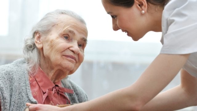 Il lavoro domestico di colf e badanti, la guida ai diritti del lavoratore