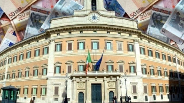 Il M5S accusa il Pd di aver reintrodotto il finanziamento pubblico al partito imponendo una sorta di 'pizzo'
