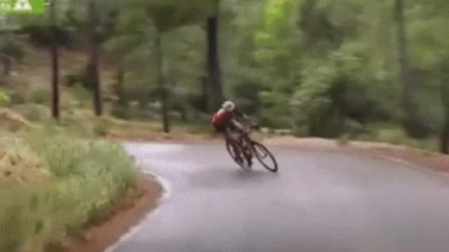 Vincenzo Nibali nella discesa dal Collado Bermejo