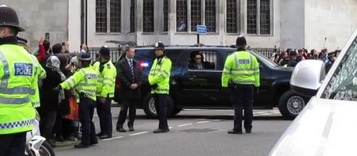 Police officers and Secret Service for President Obama / [Image by David Holt via Flickr, CC BY 2.0]