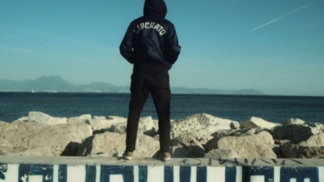 Liberato, cosa vuol dire 'Tu t'e scurdat' 'e me' | Radio Deejay - deejay.it