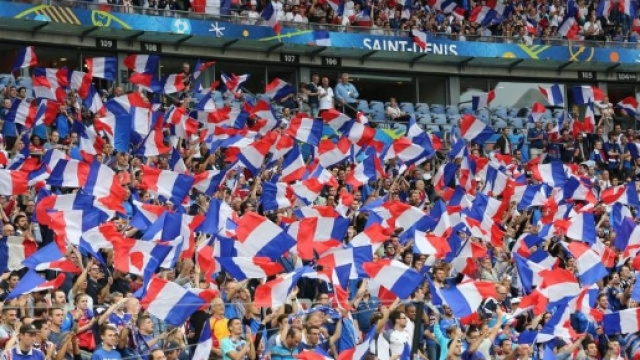 Supporters fran&ccedil;ais au match d'ouverture de l'Euro 2016, France ... - purepeople.com
