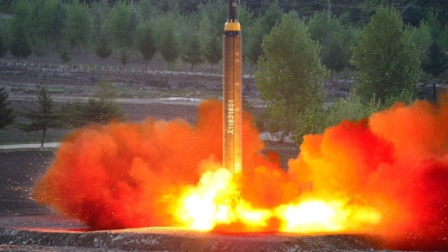 Un missile Hwasong 12 del tipo di quello che il 28 agosto ha sorvolato il Giappone (Foto KCNA)