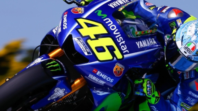 Valentino Rossi, infortunio in allenamento: frattura di tibia e perone
