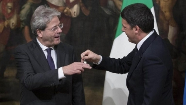 Visti gli ultimi sondaggi, Gentiloni potrebbe decidere di non riconsegnare la campanella di Palazzo Chigi a Renzi