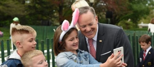 Sean Spicer confirmed to leave White House by the end of August. (Wikimedia/The White House)