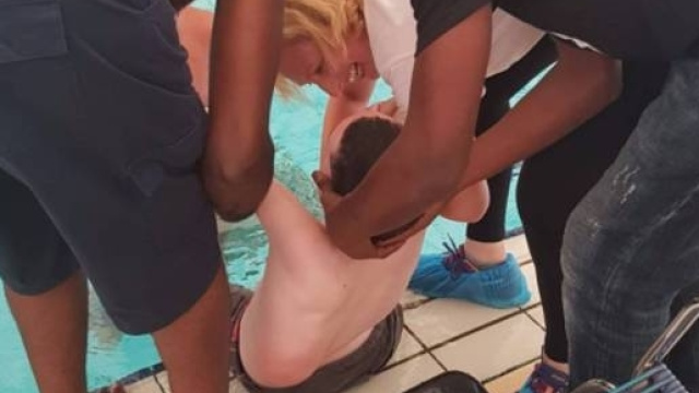 Ad Imperia due migranti aiutano a titolo gratuito i ragazzi con disabilit&agrave; in piscina