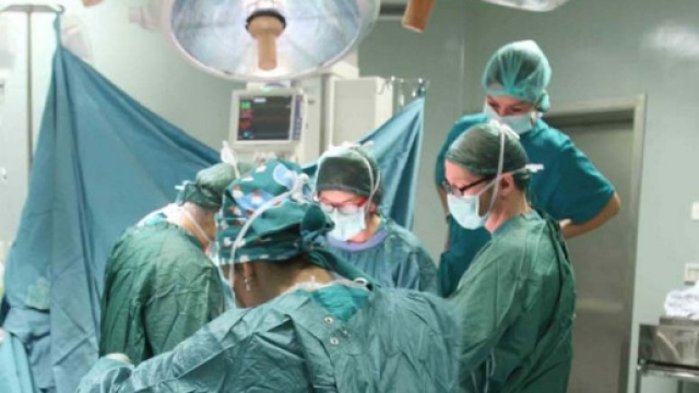 Quale musica ascoltano i chirurghi mentre operano?