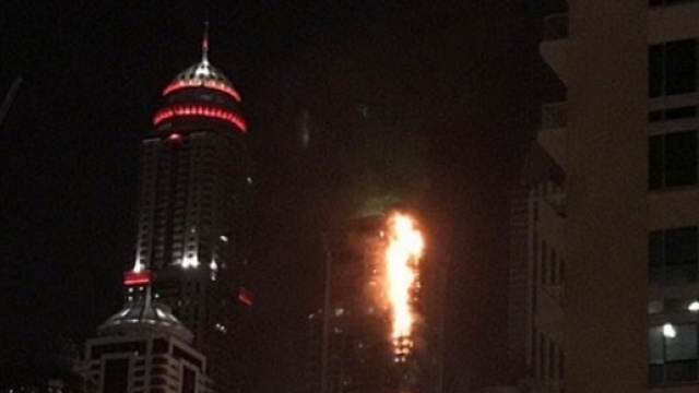Incendio al Marina Torch di ‪Dubai il terrore in diretta sui social