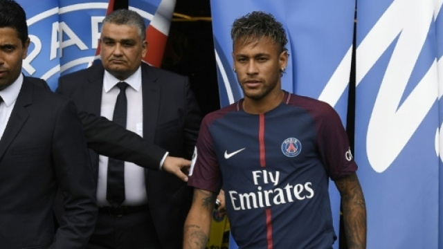 La pr&eacute;sentation rococo de Neymar: un Prince carioca, Roi &agrave; Paris... (RMC Sport - BFMTV)