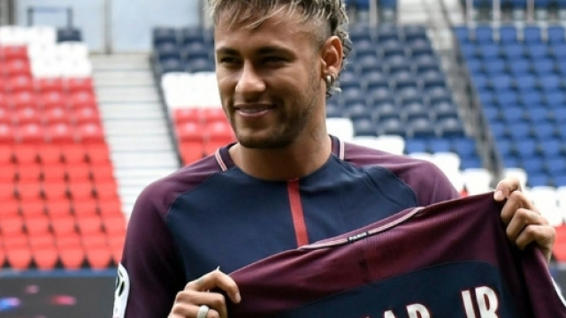 Neymar et son maillot au Parc des Princes, sources Le Parisien