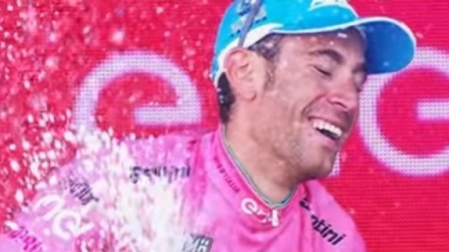 Vincenzo Nibali in maglia rosa al Giro d'Italia 2016