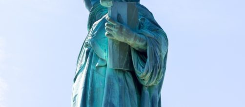 http://www.publicdomainpictures.net/pictures/170000/velka/statue-of-liberty-1462950875ojI.jpg