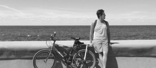 Un turista en el malec&oacute;n de La Habana