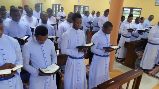 Assalto armato in Nigeria duarnte una messa, 100 fra morti e feriti