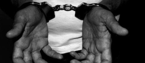 Airline passenger helps police arrest a child molester aboard the flight / Photo via Victor, Flickr