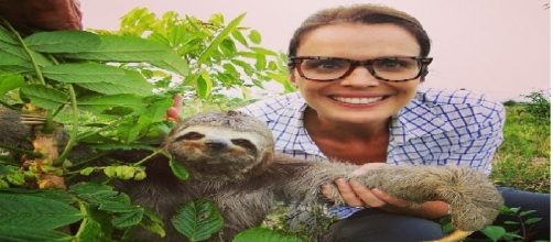 Priscila segura um bicho pregui&ccedil;a em uma de suas reportagens