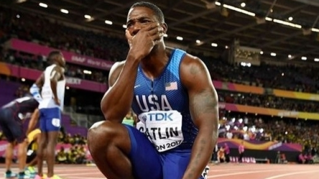 Justin Gatlin devient champion du monde de 100 m&egrave;tres en battant Usain Bolt