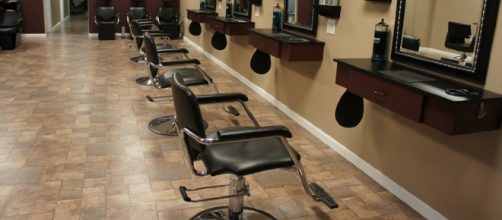 A hair salon is giving free makeovers to homeless girls / Photo via Beauty Blogger, Wikimedia Commons