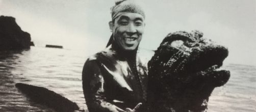 O ator Haruo Nakajima tirando a fantasia que o fez famoso