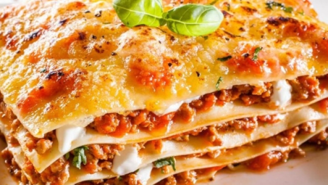 Cameriera italiana a Londra licenziata da un esclusivo club per aver portato a casa una porzione di lasagna.