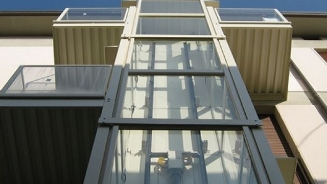 Dopo 3 anni, finalmente una bambina con disabilit&agrave; potr&agrave; uscire di casa grazie ad un ascensore esterno