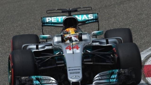 Formula 1: anche in vacanza, Hamilton studia come battere la Ferrari - corrieredellosport.it