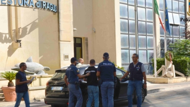 La polizia di Ragusa ha arrestato Davide Di Vita, caposquadra di 15 pompieri volontari che appiccavano incendi per percepire soldi. Foto: Twitter