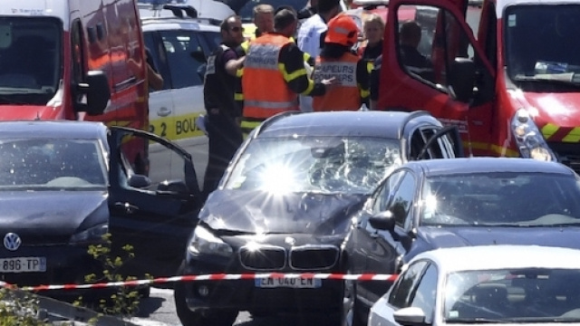L'auto usata per investire i soldati stamane a Levallois-Perret (AP Photo)