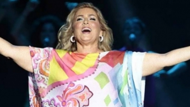 Romina Power riceve un dono da una donna russa.