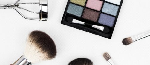 Light makeup is the best choice for summer. [Image via www.pexels.com]