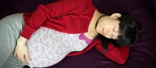 Sleeping positions during pregnancy. Credit : Pedro Serapio via https://pixabay.com