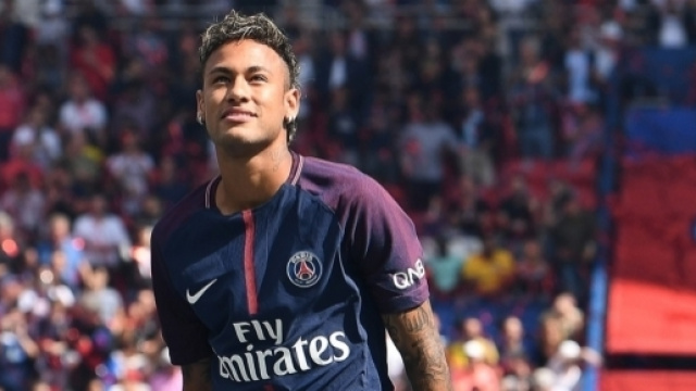 C'est quand que Neymar va jouer son premier match ?