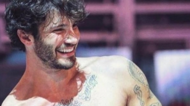 Gossip, Stefano De Martino non &egrave; pi&ugrave; single: le prove su 'Chi'.