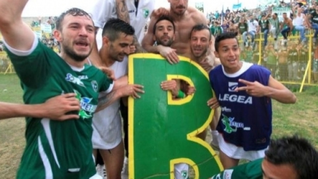I giocatori dell'Avellino in festa dopo il successo sul Catanzaro che riport&ograve; gli irpini in serie B nel 2013