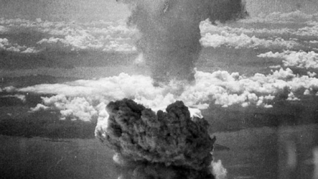 Il fungo atomico della bomba di Nagasaki fotografata da Charles Levy, uno dei piloti del B52 che lanci&ograve; la bomba