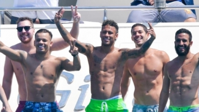 Neymar fait la f&ecirc;te &agrave; Saint-Tropez ! (via thesun.co.uk)