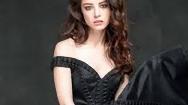 Ozge Gurel posa per una rivista turca.