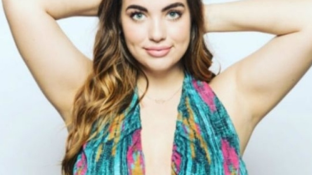 Ta-ta-towel, la fascia in spugna che risolve un 'grave' problema: il sudore che affligge le donne dai seni prosperosi.