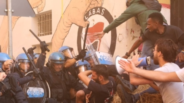 Un momento degli scontri quando la polizia ha cominciato lo sgombero del centro sociale L&agrave;bas