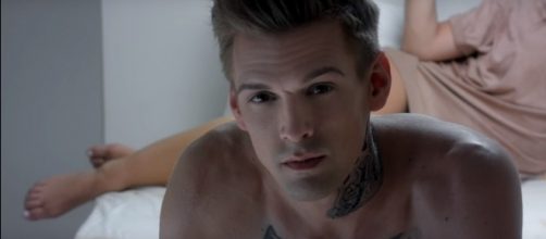 Aaron Carter steps out after coming out as bisexual. (YouTube/AaronCarterVEVO)