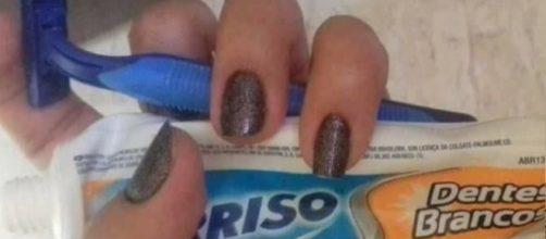 Depilar com pasta de dente e l&acirc;mina de barbear realmente funciona? Confira