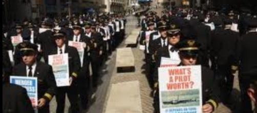 Pilots protest - By Occupythisphoto (Own work) | CC BY-SA 3.0 | Wikimedia Commons