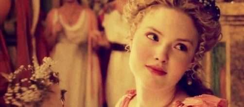 Serena Rhoesia de Aurelio actriz representando a Lucrecia